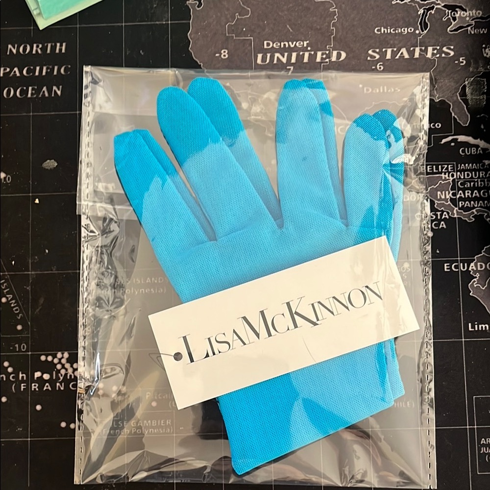 NWT Lisa McKinnon Mesh Turquoise Gloves figure skating! ⛸️